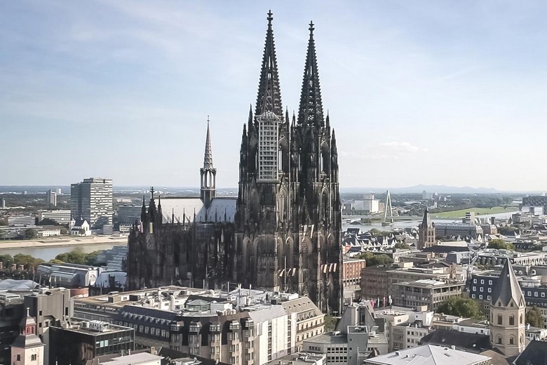 Hai tháp chuông nhà thờ Cologne nhìn từ quảng trường Roncalliplatz