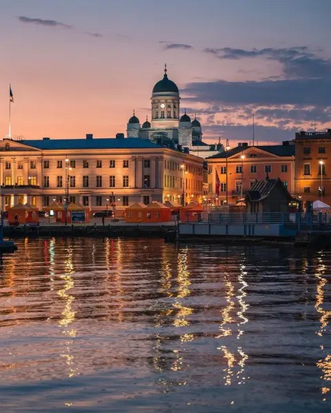 Helsinki mùa hè với bầu trời sáng rõ về đêm bên bờ biển Baltic