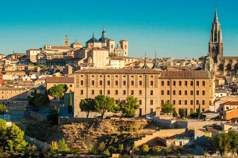 Hoàng hôn tại Mirador del Valle nhìn về phố cổ Toledo