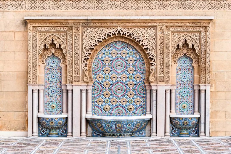 Hoa văn hình học và thư pháp Ả Rập chạm khắc trên tường cung điện Alhambra