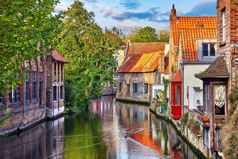 Kênh đào Bruges với những ngôi nhà cổ mái nhọn soi bóng xuống mặt nước
