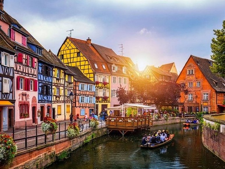 Kênh đào Petite Venise ở Colmar với nhà gỗ nhiều màu hai bên