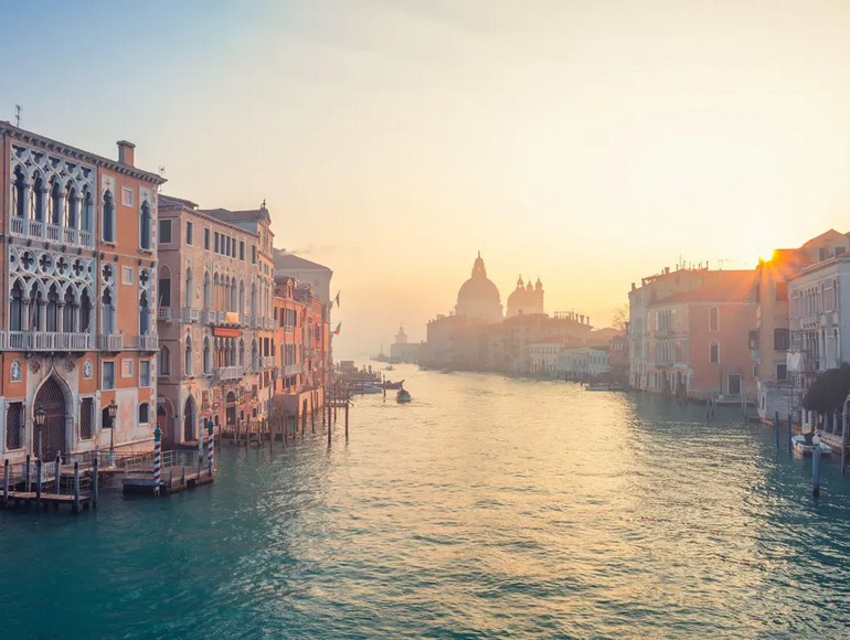 Kênh đào Venice phủ sương mù nhẹ vào một buổi sáng mùa đông