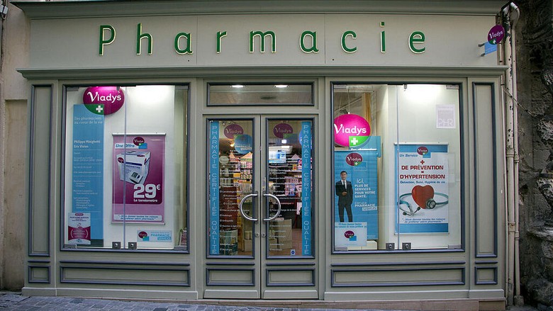  Kệ mỹ phẩm dược mỹ phẩm Pháp bên trong một hiệu thuốc ở Paris