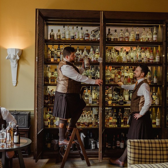 Kệ trưng bày nhiều chai whisky Scotland tại một cửa hàng chuyên ở Edinburgh