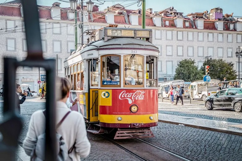 Khách đứng chờ Tram 28 tại bến cuối Campo de Ourique vắng người