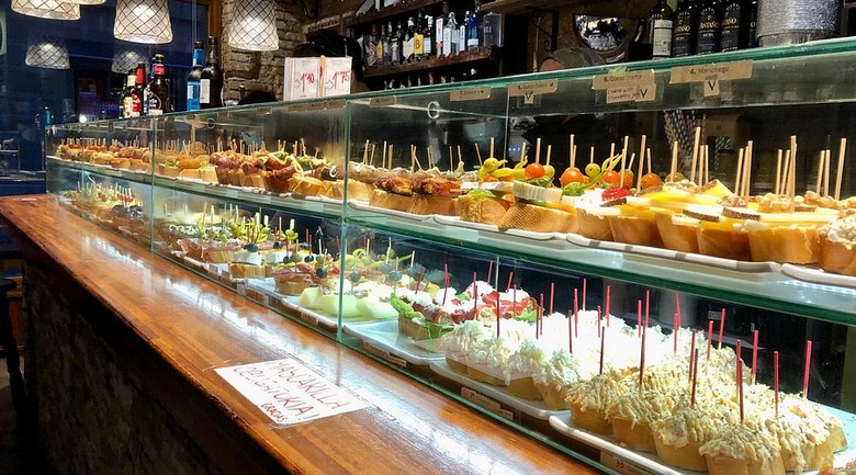 Khách đứng gọi món tại quầy bar tapas đông đúc ở Tây Ban Nha