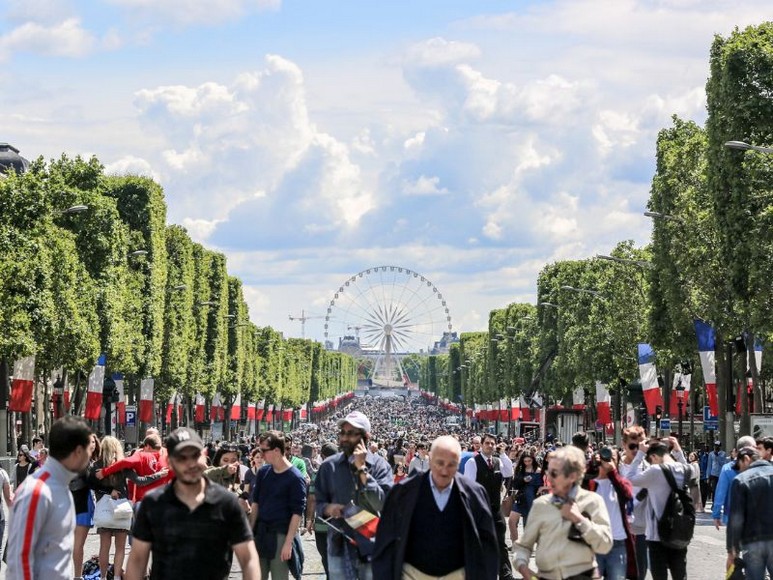 Khách đoàn Việt Nam dạo bộ trên đại lộ Champs-Élysées