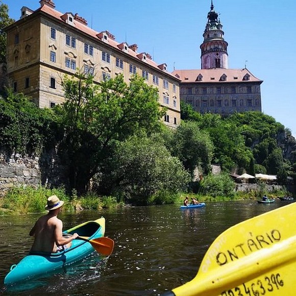 Khách chèo thuyền kayak trên sông Vltava giữa phố cổ Cesky Krumlov