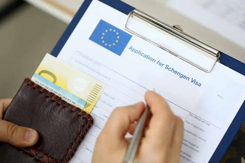 Khách chuẩn bị hồ sơ visa Schengen trước chuyến đi