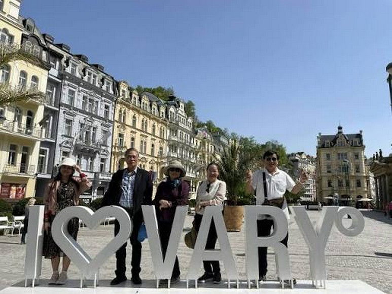 Khách du lịch đi bộ dọc sông Teplá giữa trung tâm Karlovy Vary