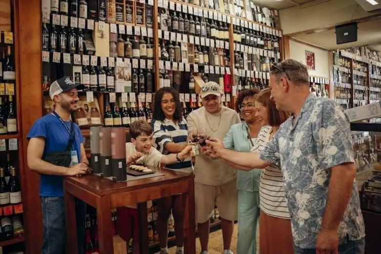Khách du lịch nếm thử rượu Porto tại quầy bar trong một hầm rượu ở Gaia