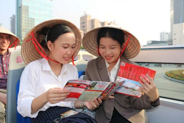 Khách du lịch xem bản đồ tuyến xe buýt Hop-On Hop-Off trên điện thoại trước khi mua vé