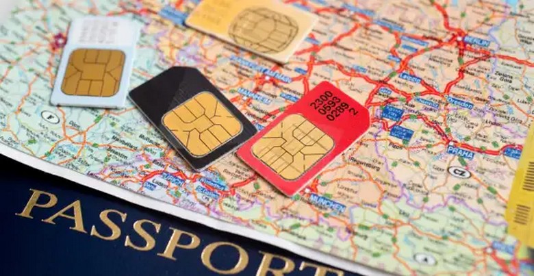 Khách hàng nhận SIM du lịch tại một cửa hàng ở Hà Nội