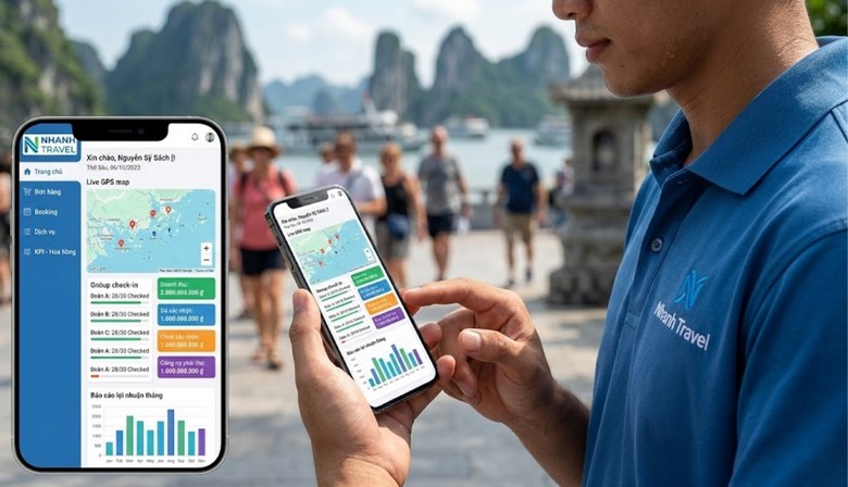 Khách hàng xem lại hình ảnh và đánh giá tour trên điện thoại