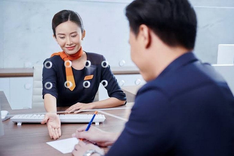  Khách làm thủ tục mua ngoại tệ tại quầy giao dịch ngân hàng