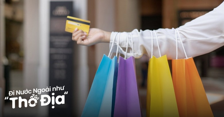 Khách mua sắm giữ hóa đơn hoàn thuế