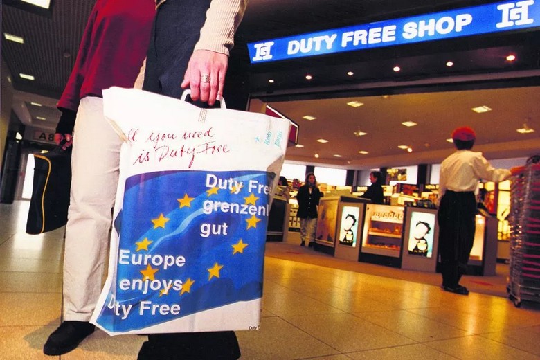 Khách mua sắm tại cửa hàng có nhãn Tax Free ở châu Âu