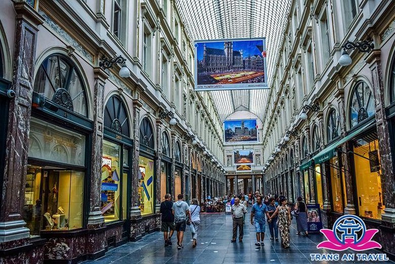 Khách mua sắm tại nhiều thành phố châu Âu trong một chuyến tour