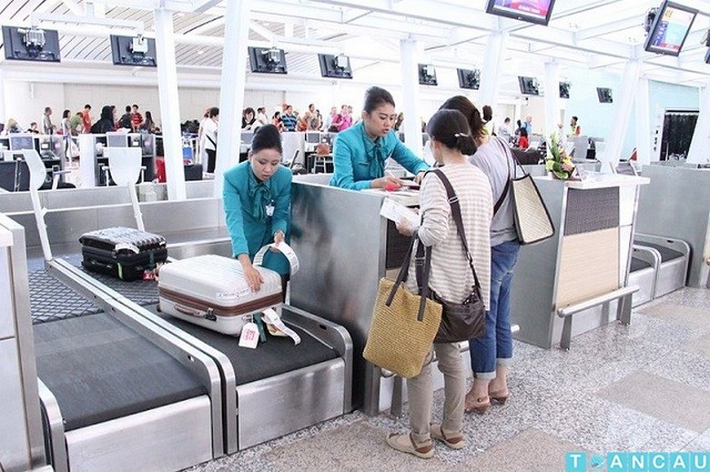 Khách quá cảnh tại sân bay kiểm tra hành lý xách tay trước khi lên máy bay