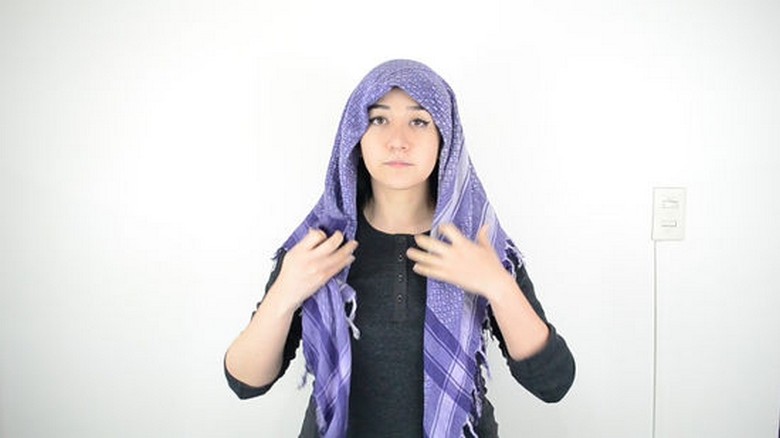 Khách quấn khăn che đầu kiểu Berber trên cồn cát lộng gió