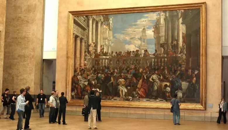  Khách tham quan phòng tranh lớn tại bảo tàng Louvre