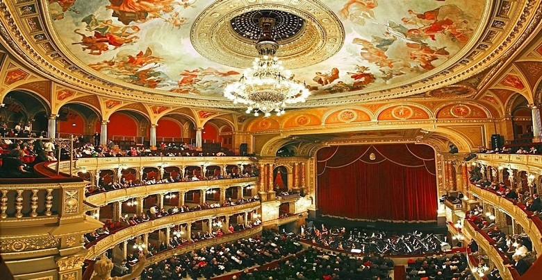 Khách tham quan trong trang phục lịch sự tại sảnh Nhà hát Opera Vienna