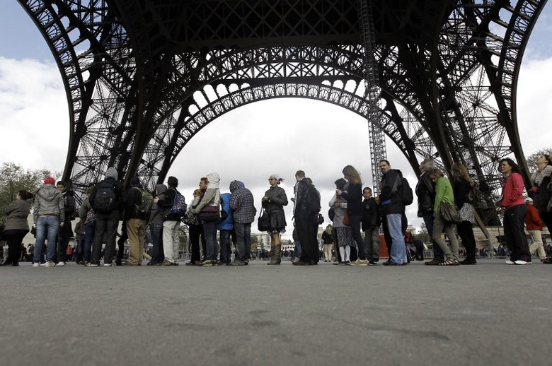 Khách xếp hàng chờ vào thang máy tháp Eiffel
