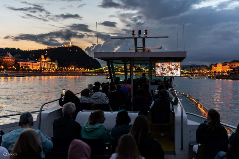  Khách xếp hàng lên du thuyền tại bến tàu Budapest buổi tối