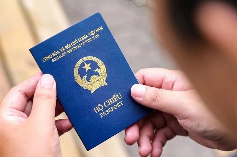 Khách xuất trình hộ chiếu tại quầy đổi ngoại tệ ngân hàng