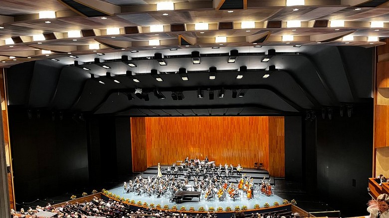 Khán phòng Großes Festspielhaus trong một buổi biểu diễn opera