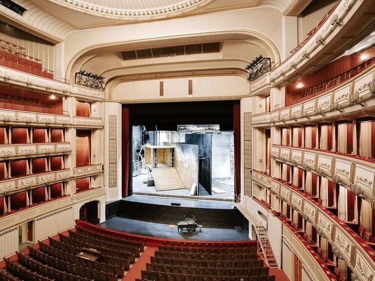 Khán phòng bên trong Nhà hát Opera Vienna với ban công cổ điển và đèn chùm pha lê