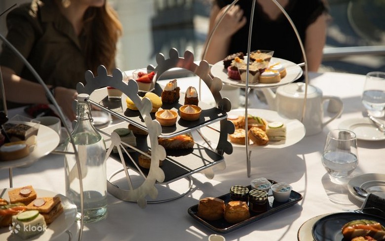 Khay trà chiều ba tầng với sandwich, scone và bánh ngọt tại một khách sạn London