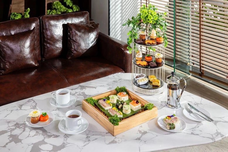 Khay trà chiều ba tầng với scone, sandwich và bánh ngọt tại khách sạn London