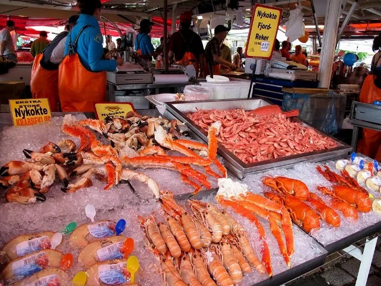 Khu chợ cá Fisketorget nhộn nhịp bên bến cảng Bergen