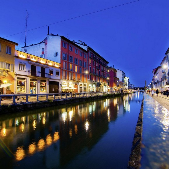 Khu kênh đào Navigli về đêm với ánh đèn quán bar ven kênh