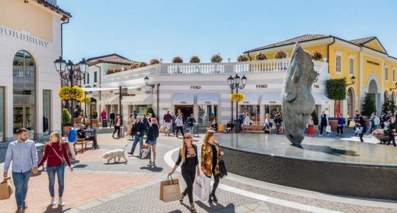 Khu outlet hàng hiệu ngoại ô châu Âu với nhiều thương hiệu nổi tiếng