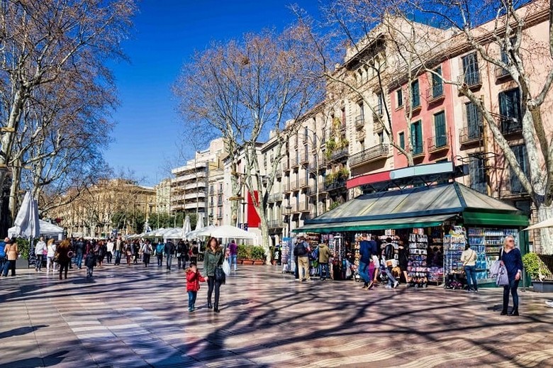 Khu phố La Rambla đông đúc du khách tại Barcelona