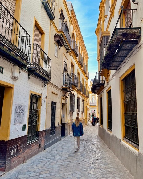 Khu phố cổ Barrio de Santa Cruz với những con hẻm nhỏ đặc trưng Andalusia
