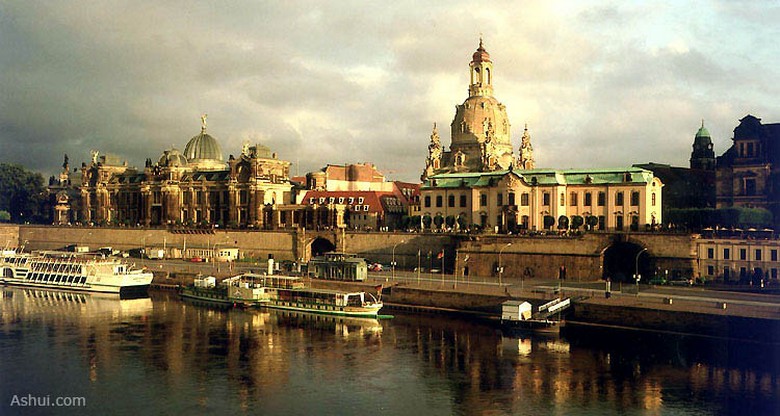 Khu phố cổ Dresden nhìn từ tháp nhà thờ Frauenkirche