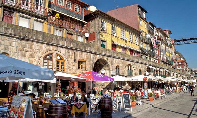 Khu phố cổ Ribeira ven sông Douro ở Porto