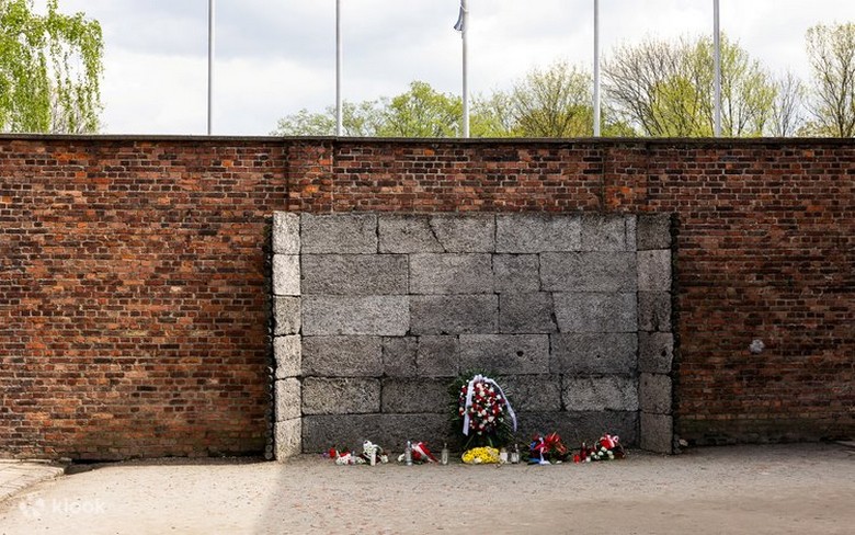 Khu tưởng niệm và bia đá tại Auschwitz-Birkenau