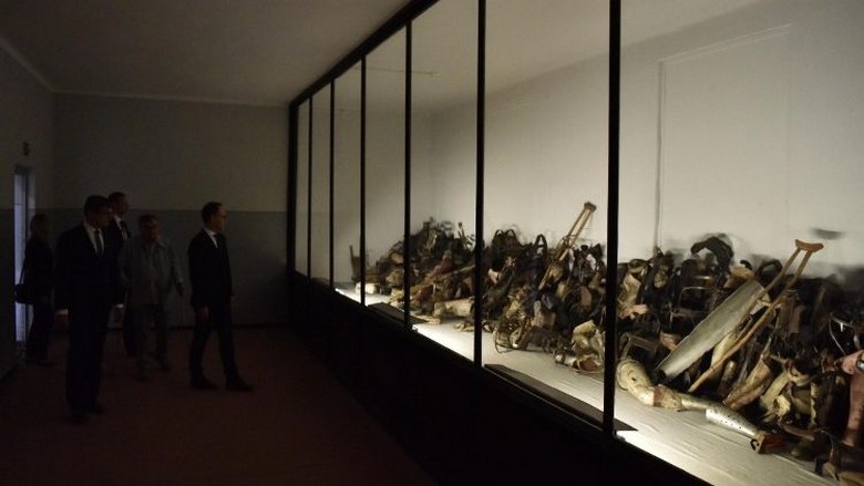 Khu trưng bày kỷ vật tại bảo tàng Auschwitz-Birkenau