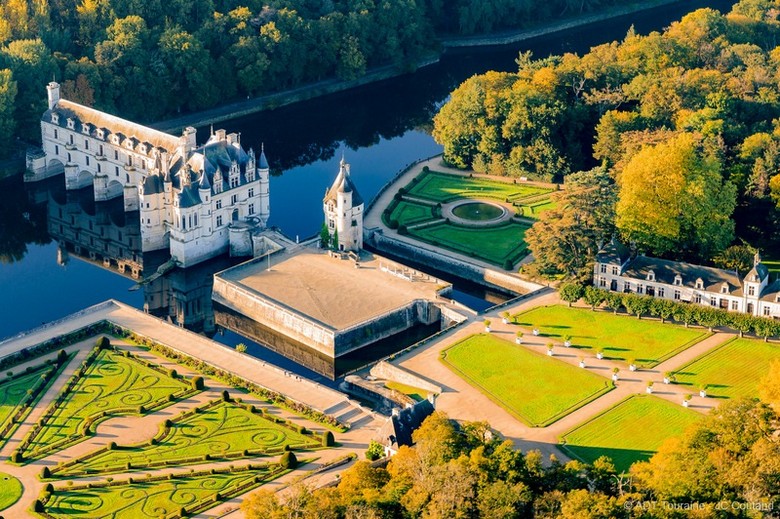 Khu vườn cảnh quan hình học trước sân lâu đài Chenonceau nhìn từ xa