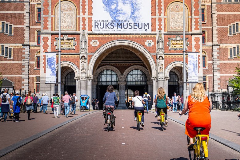 Làn xe đạp trải nhựa đỏ chạy dọc dãy nhà mặt tiền hẹp cổ kính ở trung tâm Amsterdam
