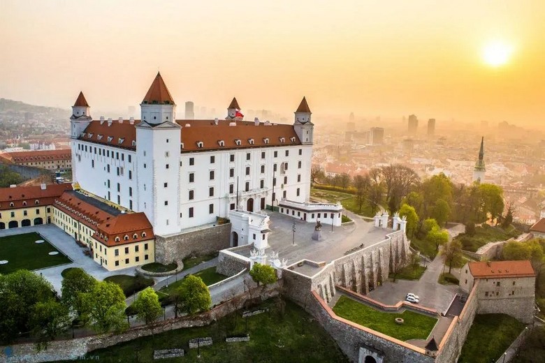 Lâu đài Bratislava trắng trên đồi nhìn xuống sông Danube