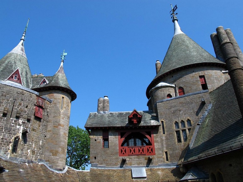Lâu đài Castell Coch trên đồi Tongwynlais gần Cardiff