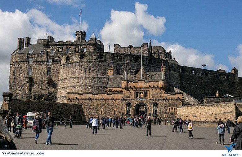 Lâu đài Edinburgh trên đỉnh Castle Rock nhìn từ phố dưới