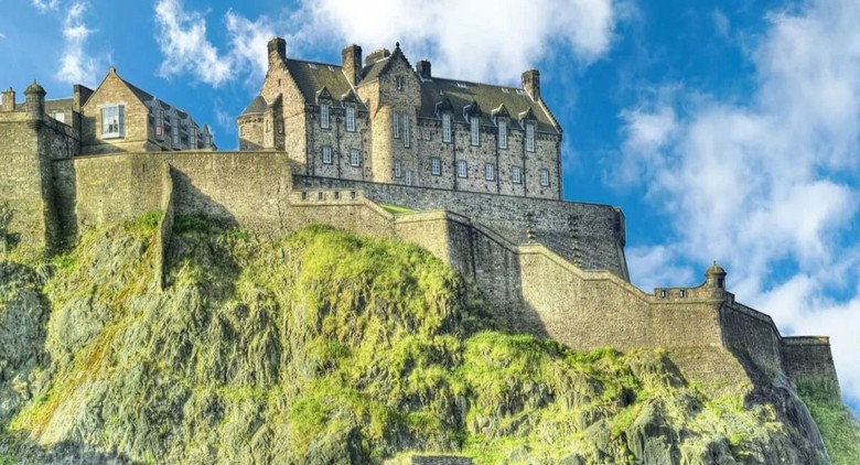 Lâu đài Edinburgh trên đỉnh Castle Rock nhìn từ phố dưới