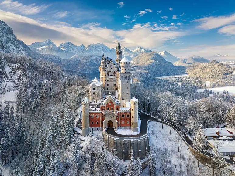 Lâu đài Neuschwanstein phủ tuyết trắng vào mùa đông